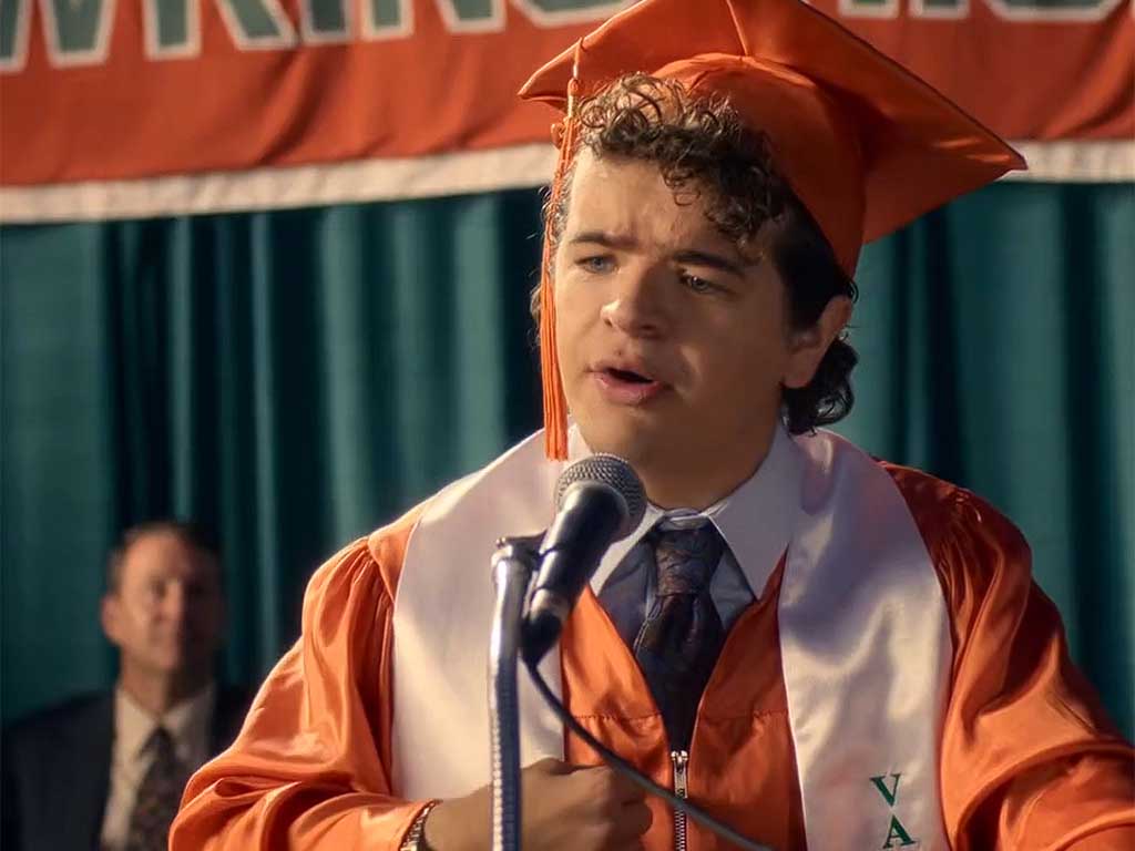 Dustin Henderson Momen Kelulusan Lenora Hills High School