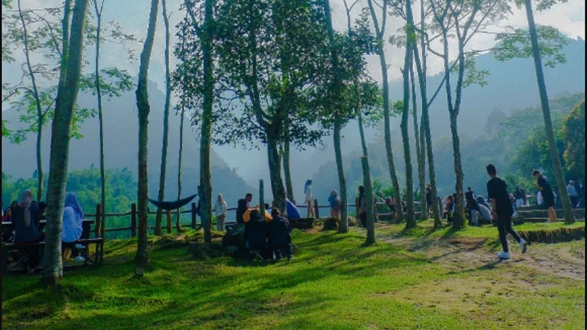 Pemandangan tempat wisata baru di Jogja dengan latar belakang perbukitan hijau dan dek pandang estetik yang instagramable